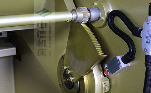 ZDS-450采用高精度刀片間隙調(diào)節(jié)齒輪，經(jīng)過淬火高硬度又耐磨，表面鍍鋅不生銹，長年累月使用依然有很高的調(diào)節(jié)精度.jpg