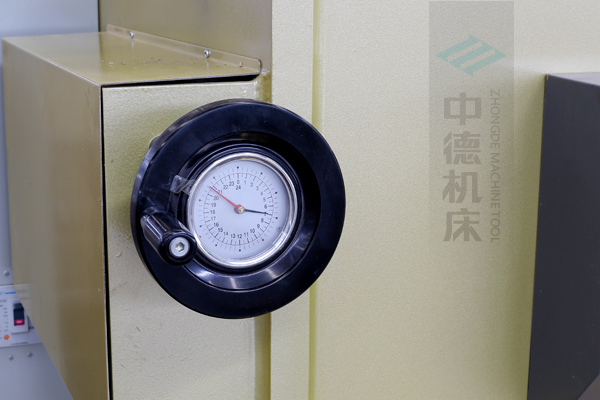 ZDG-832刀片間隙調(diào)節(jié)裝置，設(shè)置在機架前面，并有刻度顯示，調(diào)節(jié)方便.jpg