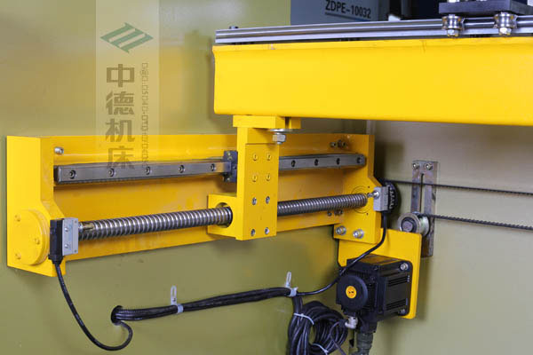 ZDPK-10032X軸配有滾珠絲桿及直線導(dǎo)軌，大功率伺服電機(jī)，鋼絲同步帶，能顯著提升X軸定位精度及速度