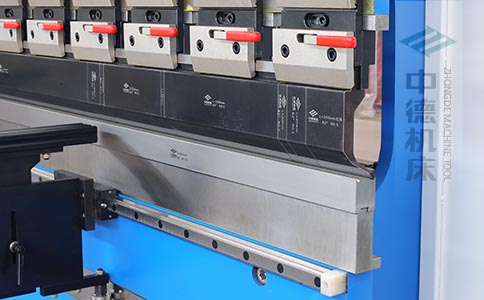 ZDPK-6325標配高精度模具快夾，換模速度快5倍，加高型模托是門業(yè)制造專業(yè)配置.jpg