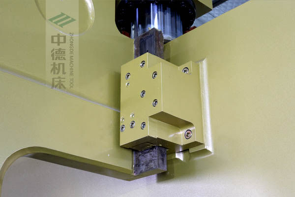 ZDP-20050加厚型滑塊導(dǎo)軌，強(qiáng)有力的保持滑塊間隙，有效減少工作時(shí)的抖動(dòng).jpg