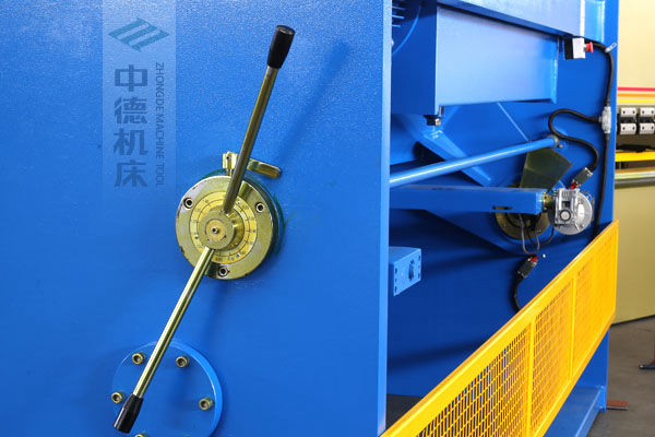 ZDS-1632剪板機刀片間隙手動調節(jié)器，刻度清淅，調節(jié)省力又簡便.jpg