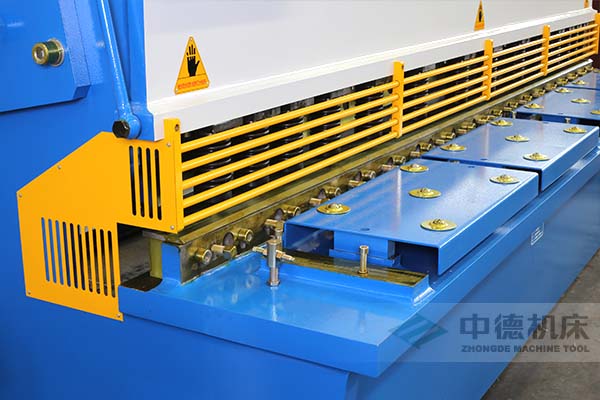 ZDS-1632剪板機進料口，安全防護，進料無阻，又能直接觀看到燈光對線的剪切位置.jpg
