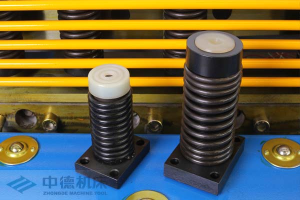 ZDS-1632采用高品質壓料油缸，不滲油不會在板材表面留有油污.jpg
