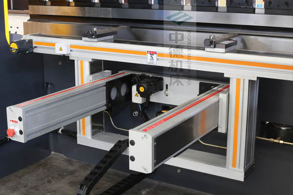 ZDPE8025-4+1軸全封套加強(qiáng)型鋁合金后檔料系統(tǒng)，內(nèi)有成套滾珠絲桿和直線(xiàn)導(dǎo)軌，精度高速度快噪音低.jpg