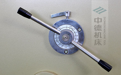 ZDS-1032剪板機(jī)刀片間隙手動(dòng)調(diào)節(jié)器，刻度清淅，調(diào)節(jié)省力又簡(jiǎn)便.jpg