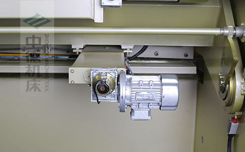 ZDS-1032剪板機(jī)后檔料結(jié)構(gòu)，平行度高，并采用國(guó)內(nèi)一流品牌軸承，耐磨抗壓壽命長(zhǎng).jpg